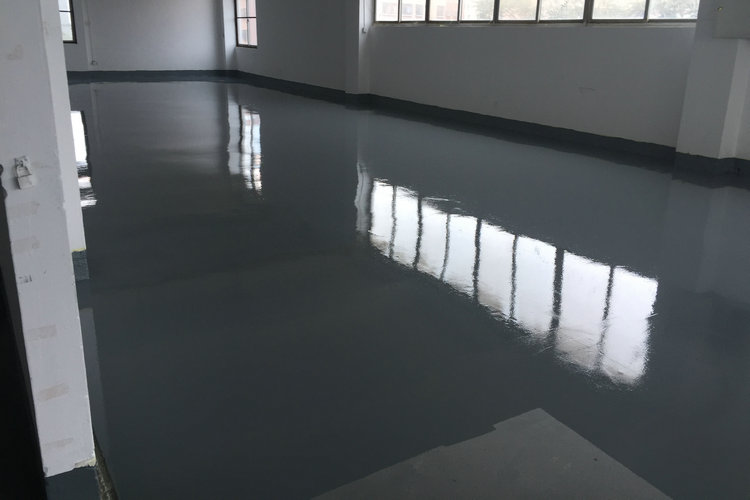 環(huán)氧地坪裂縫是否與環(huán)氧地坪漆漆膜厚度有關？